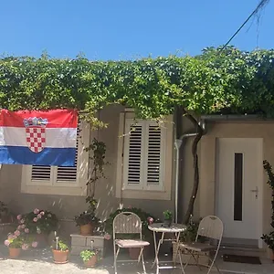 Lenka Apartamento